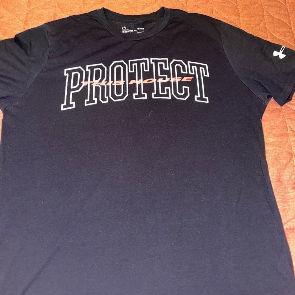 Black Under Armour shirt in a size large